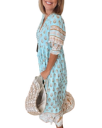 Thea – Robe fleurie chic à col en V