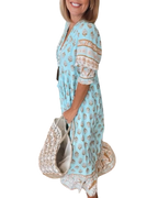 Thea – Robe fleurie chic à col en V